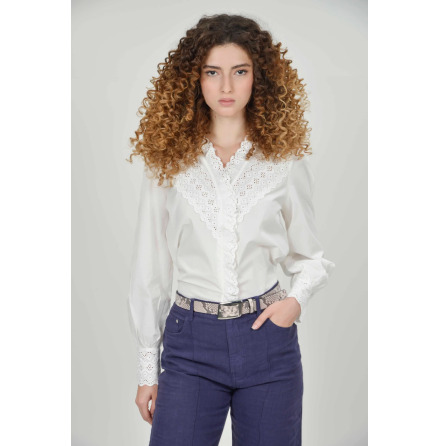 HANNAH - Vit broderad blus med v-ringning